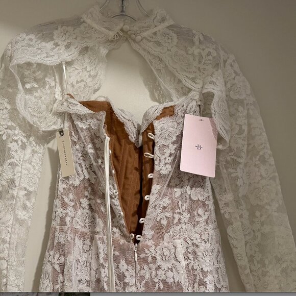 V.Chapman The Whitby Gown in White Chantilly Lace (Size 6) - Picture 6 of 12